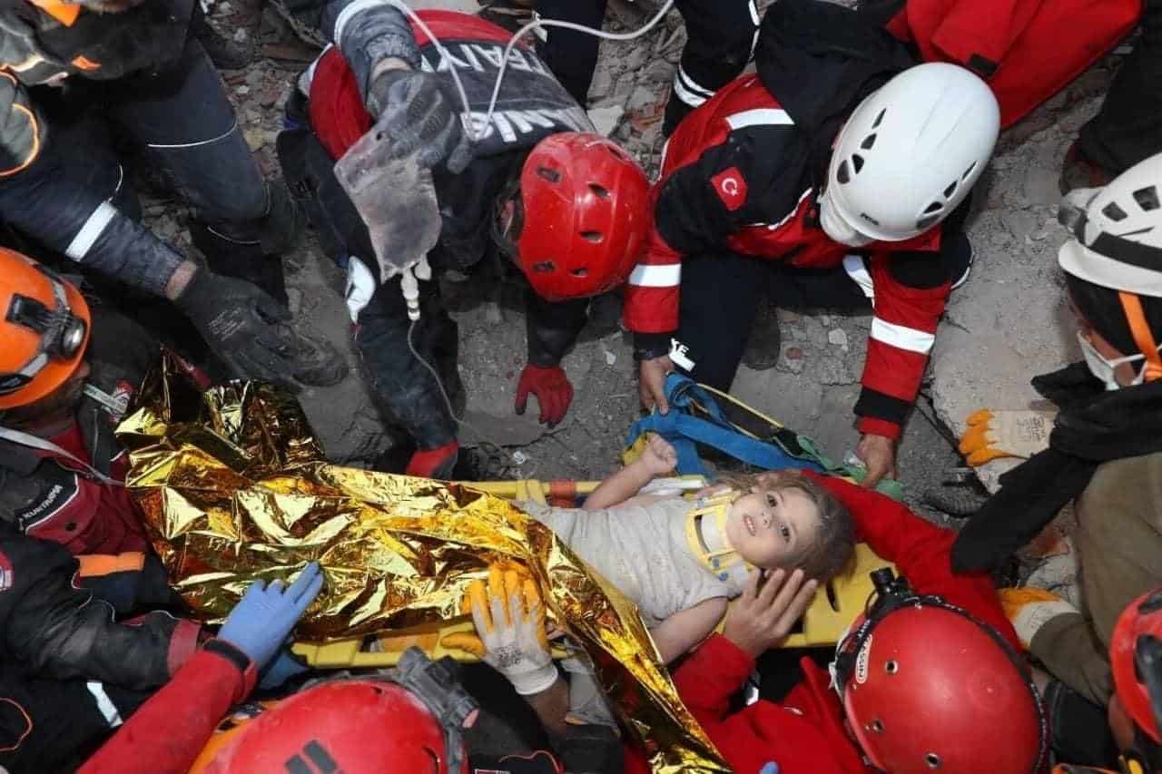Aardbevingsmeisje Turkije gered