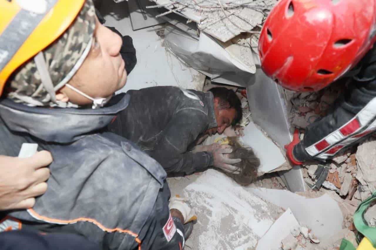 Zachránené dievča po zemetrasení v Turecku