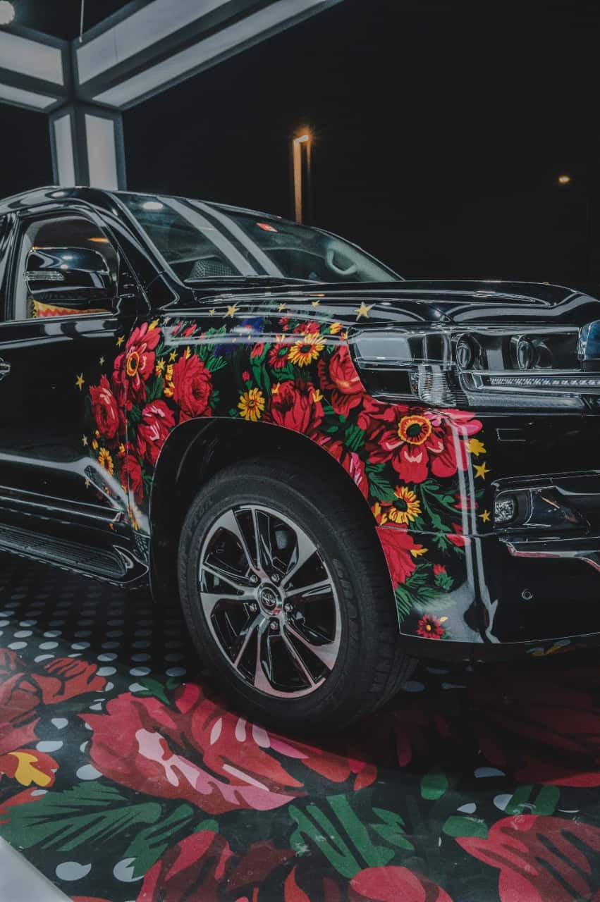 Ezithombeni, "i-Toyota" kanye nomdwebi u-Fatima Al Mulla babungaza ifa lase-Emirati ngohlelo olukhethekile lwe-"Land Cruiser" 2021