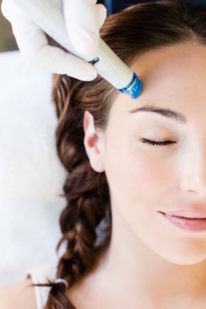 HydraFacial پوستی سالم، سفت و درخشان و عاری از لک های رایج و نشانه های پیری آرزوی همه است. با بالا رفتن سن، درخشش جوانی، خطوط ریز، چین و چروک، رنگ ناهموار پوست و سایر مسائلی که بسیاری را آزار می دهد از دست می دهد. زندگی در شهرهای بزرگ و شلوغ می تواند باعث شود که این مشکلات سریعتر ظاهر شوند، زیرا پوست در معرض بسیاری از منابع آلودگی قرار دارد. مطالعات نشان داده اند که پیری زودرس پوست ناشی از استرس اکسیداتیو یک بیماری شایع در میان افرادی است که پوست آنها در معرض میکروذرات مضر موجود در هوا است که معمولاً سطح آن در شهرها بالاتر است. برای جلوگیری از علائم پیری زودرس پوست و همچنین به تعویق انداختن علائم پیری طبیعی پوست، توصیه می شود از یک رژیم غذایی سالم پیروی کنید و درمان های حرفه ای و تخصصی پوست را به دست آورید که پوست را عمیقا پاکسازی کرده و شادابی و درخشش را ایمن و موثر به آن بازگرداند. . کلینیک آلمانی عربستان سعودی یکی از بناهای پیشرو در ارائه خدمات پوست و زیبایی با کیفیت بالا با قیمت های رقابتی و بالاترین سطح خدمات است. کلینیک های پوست و زیبایی پوست آلمان در آلمان خدمات متنوعی را توسط تیمی از متخصصان متخصص ارائه می دهند که طیف وسیعی از بهترین راه حل های آرایشی و مراقبت از پوست را در این منطقه ارائه می دهند. کلینیک‌های پوست و زیبایی آلمان در حال حاضر خدمات مراقبت از پوست و بدن را که شامل هیدرای صورت، لایه‌برداری با لیزر کربنی، و همچنین درمان مجسمه‌سازی بدن ویلا شیپ می‌شود، *یک عدد بخرید، یک عدد رایگان دریافت کنید* ارائه می‌دهند. درمان های هیدرافشیال در حال حاضر یکی از محبوب ترین درمان ها برای مردان و زنان به عنوان روشی ایمن و سریع است که می تواند شادابی پوست را بدون دوره نقاهت طولانی و یا ایجاد تحریک پوست بازگرداند. این درمان موثر اساساً بر پایه پاکسازی و مرطوب کردن پوست با استفاده از انواع سرم‌ها است که معمولاً با توجه به نوع و نیاز پوست انتخاب می‌شوند. این درمان چند مرحله ای شامل پاکسازی عمیق، لایه برداری و استخراج برای از بین بردن ناخالصی ها و سلول های مرده پوست است و در عین حال مواد مغذی، احیا کننده و آبرسان ضروری مانند آنتی اکسیدان ها، پپتیدها و اسید هیالورونیک برای پوست برای بهبود صافی، صافی و شادابی و سلامت پوست را فراهم می کند. نگاه کن درمان های آب صورت نیز مشکلات خطوط ریز، چین و چروک و منافذ مسدود شده را هدف قرار می دهد. لایه برداری پوست با لیزر کربن یک روش درمانی منحصر به فرد است که بر روی پوست خشن نیست و با احساس درد همراه نیست و مقاومت در برابر علائم پیری را هدف قرار می دهد، خطوط و چین و چروک های ظریف را از بین می برد، منافذ بزرگ را باریک می کند و پوست ناصاف را درمان می کند. لحن مجسمه سازی بدن توسط درمان VelaShape یک روش غیر تهاجمی با هدف از بین بردن توده های چربی و از بین بردن سلولیت است. دستگاه VelaShape در طی چند جلسه و از طریق فناوری ترکیبی از فرکانس امواج، لیزر و سیستم مکش برای هدف قرار دادن مناطقی که نیاز به تغییر شکل دارند با از بین بردن چربی انباشته شده و سلولیت به بدن یک فرم هماهنگ و مشخص می دهد. بدن را باریک و حتی زیگزاگ های ناخواسته نشان دهد.