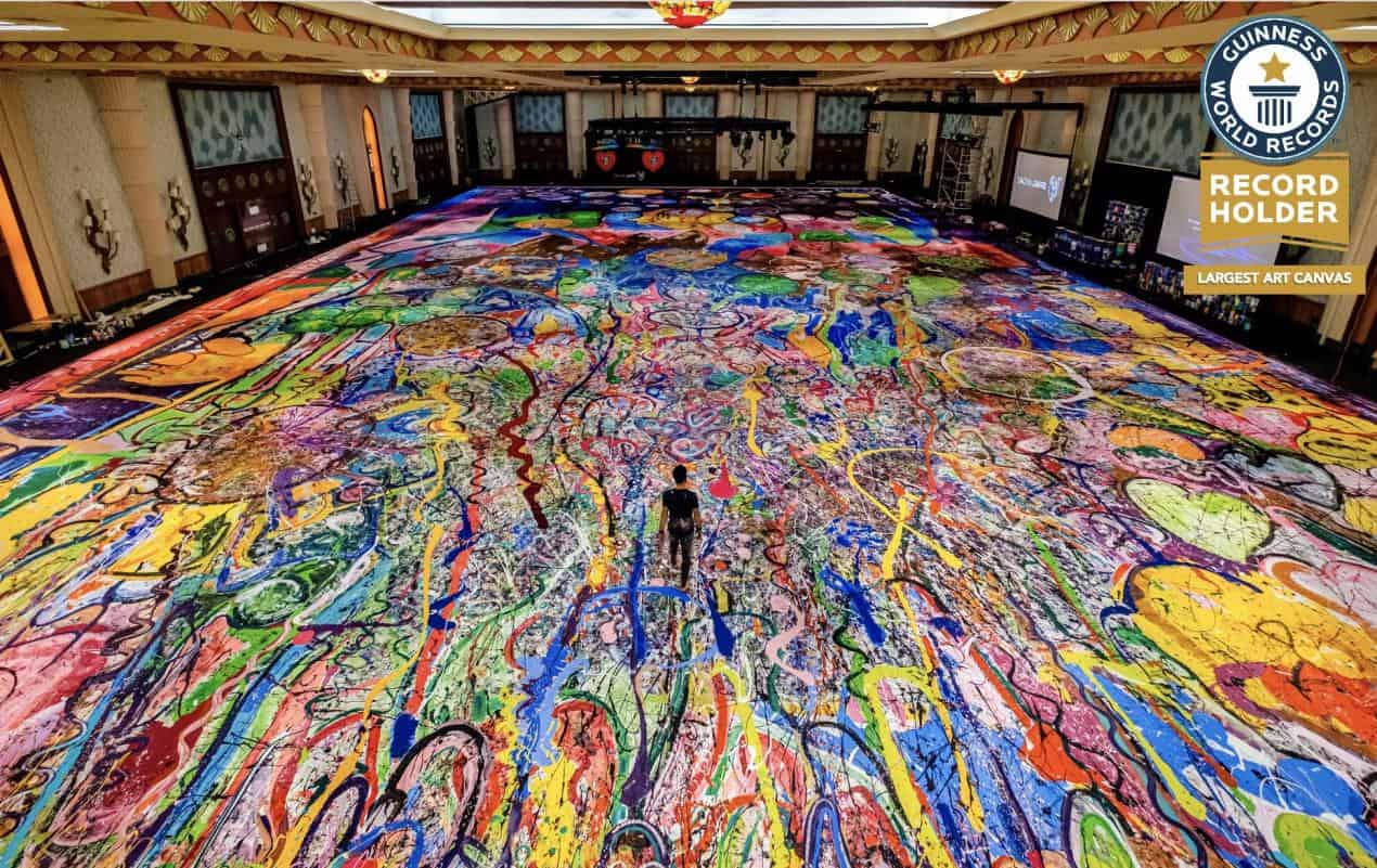 Den berømte britiske maler bosat i Dubai, Sasha Jeffrey, opnåede Guinness World Records-titlen for det største lærredsmaleri i verden