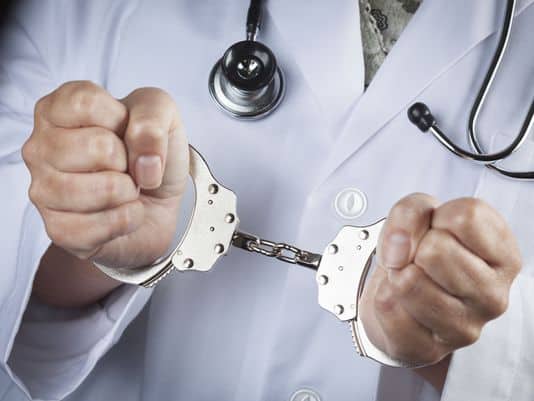 Soudy o znásilnění známého lékaře