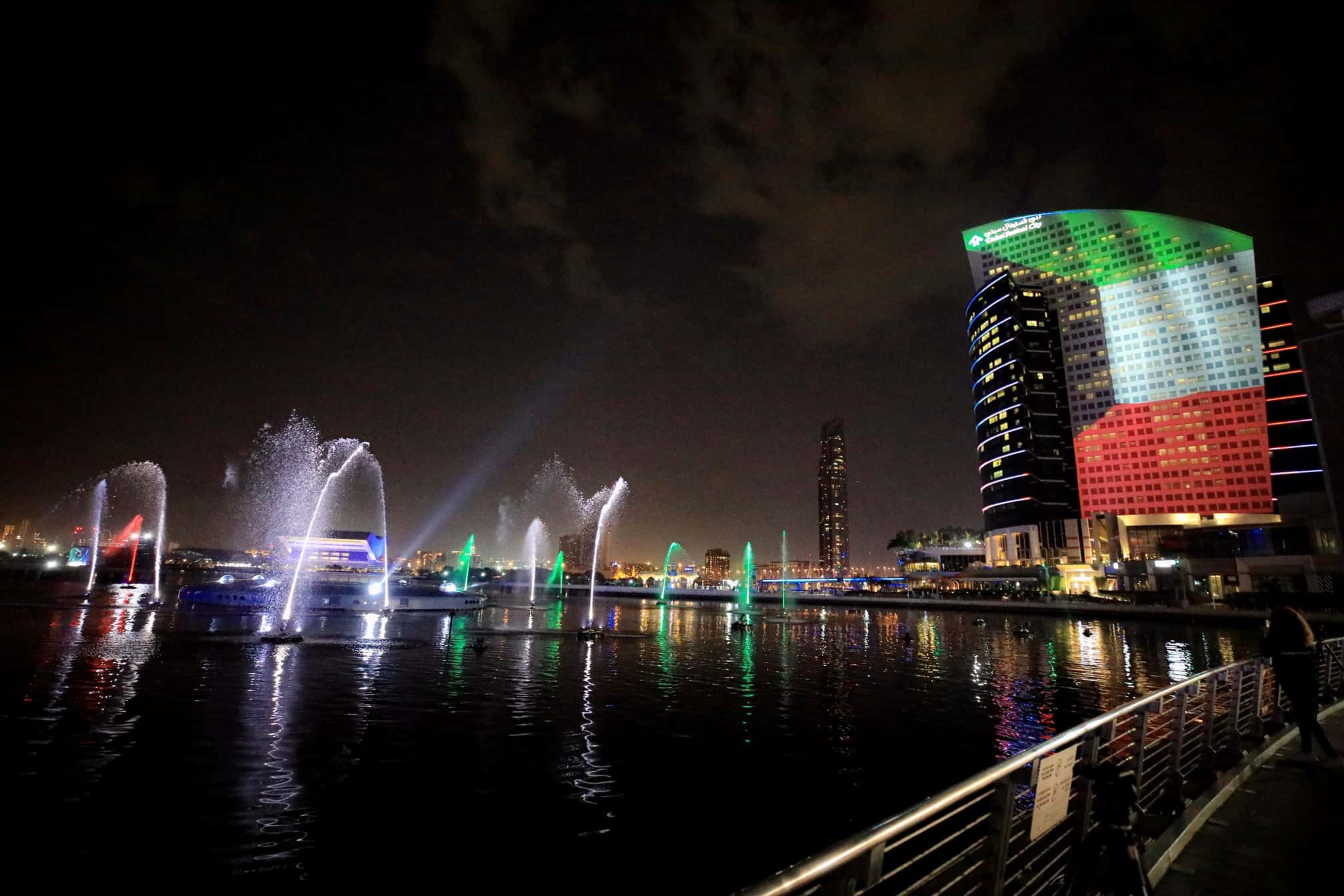 Освітлення найвизначніших пам’яток Дубая на святкуванні XNUMX-го Національного дня братської Держави Кувейт