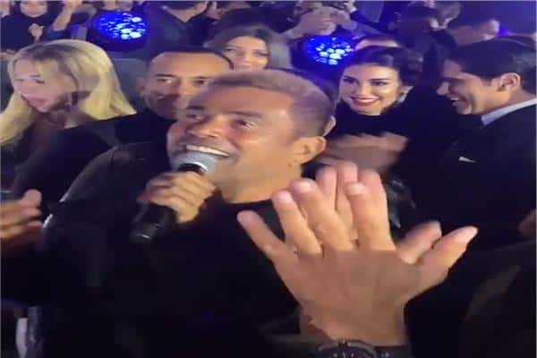 Yasmine Sabry e Ahmed Abu Hashima con Amr Diab e una caduta imbarazzante