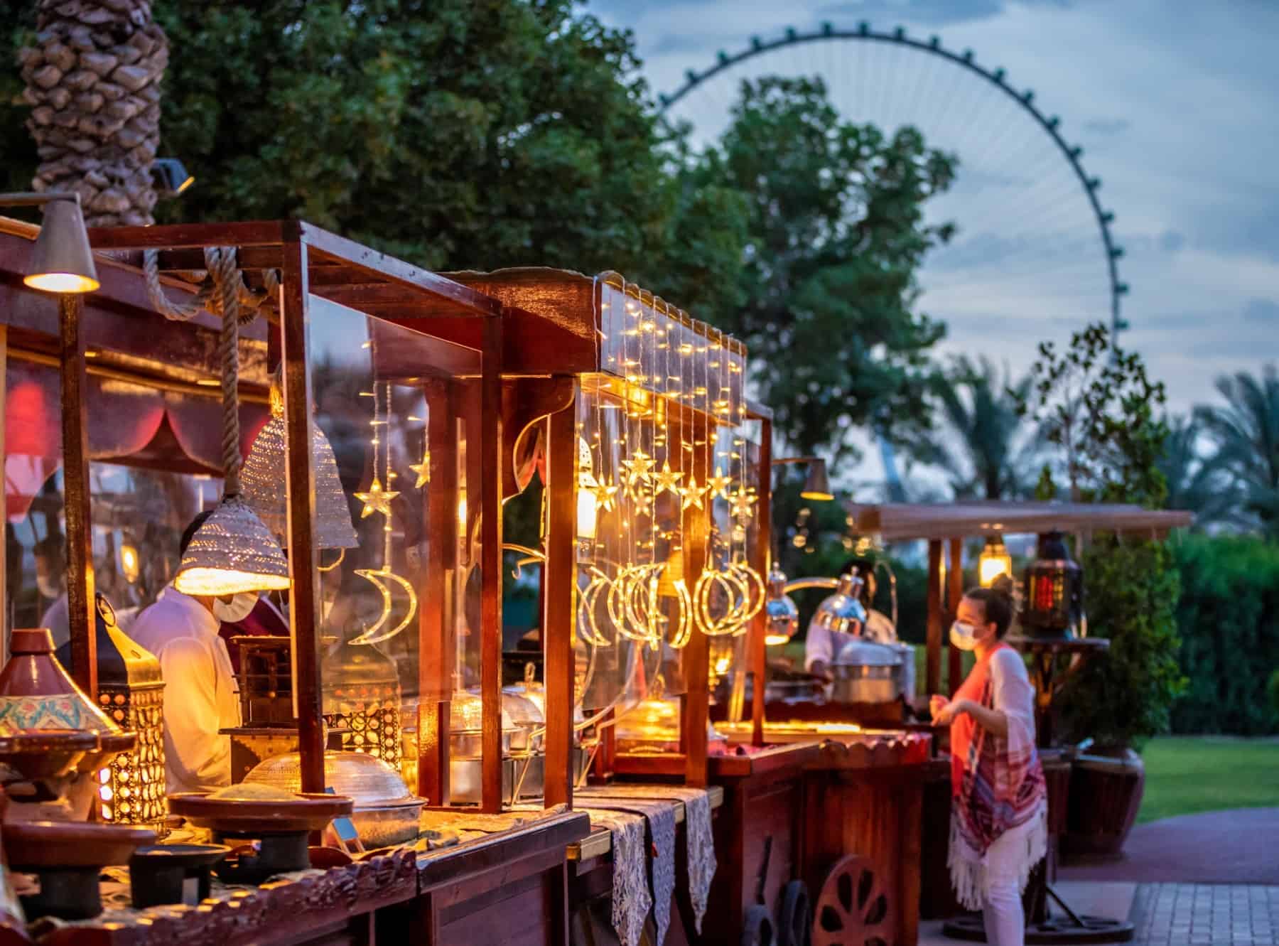 Dubai é um destino turístico global decorado com sua atmosfera do Ramadã