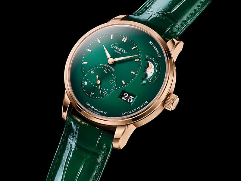Glashütte Original PanoMaticLunar घड़ी हरे और लाल सोने में प्रस्तुत की गई है।