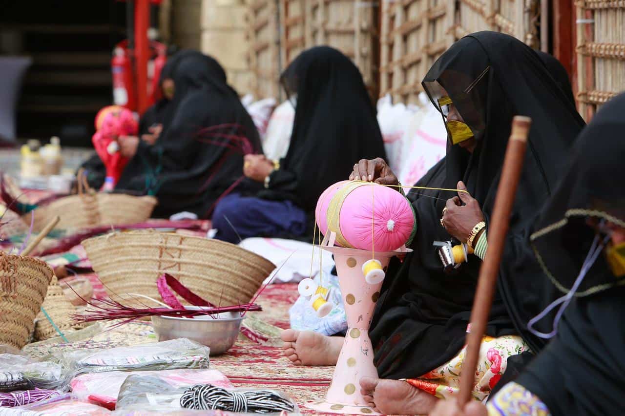 مهرجان "دبي وتراثنا الحي" ينجح في تسليط الضوء على الموروث الإماراتي وقيمه الغنية