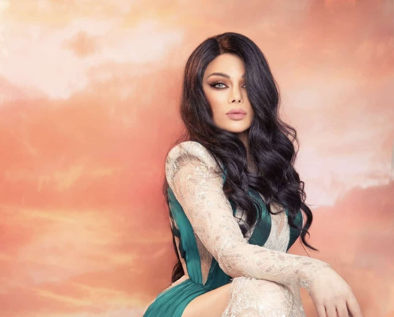 Haifa Wehbe는 이집트 예술가와 무법자 노래로 트렌드를 주도합니다.
