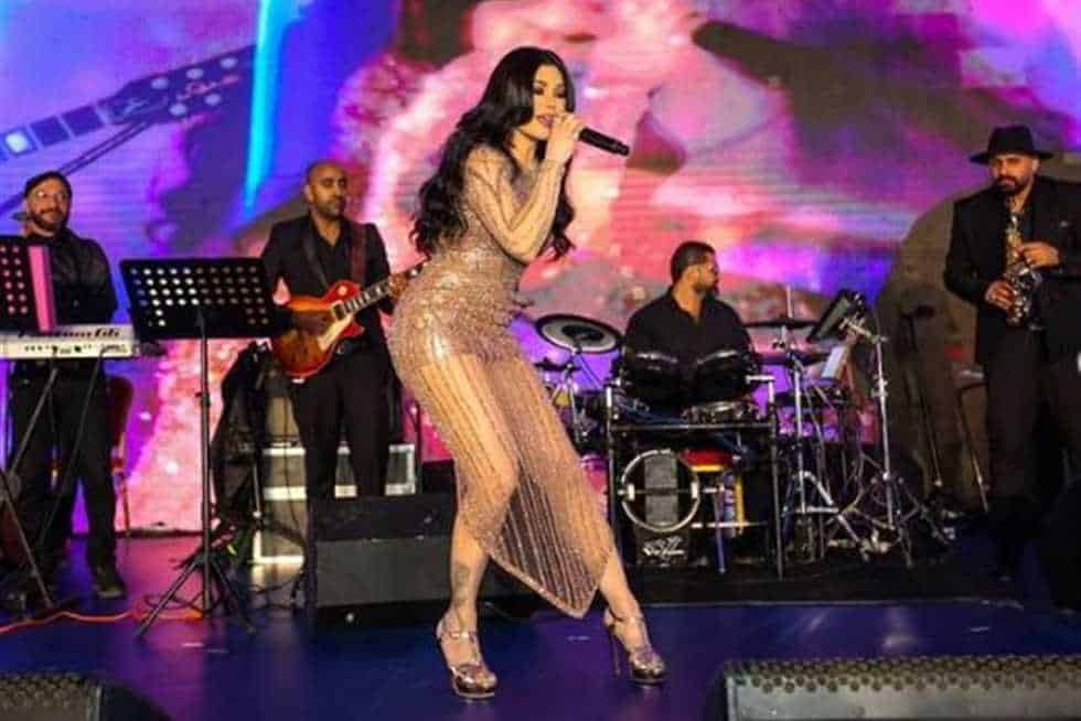 Haifa Wehbe ගේ ප්‍රසංගය අතරතුර රසිකයෙක් වේදිකාවට කඩා වැදී ඇයව සියල්ලන් ඉදිරියේ අපහසුතාවයට පත් කරයි