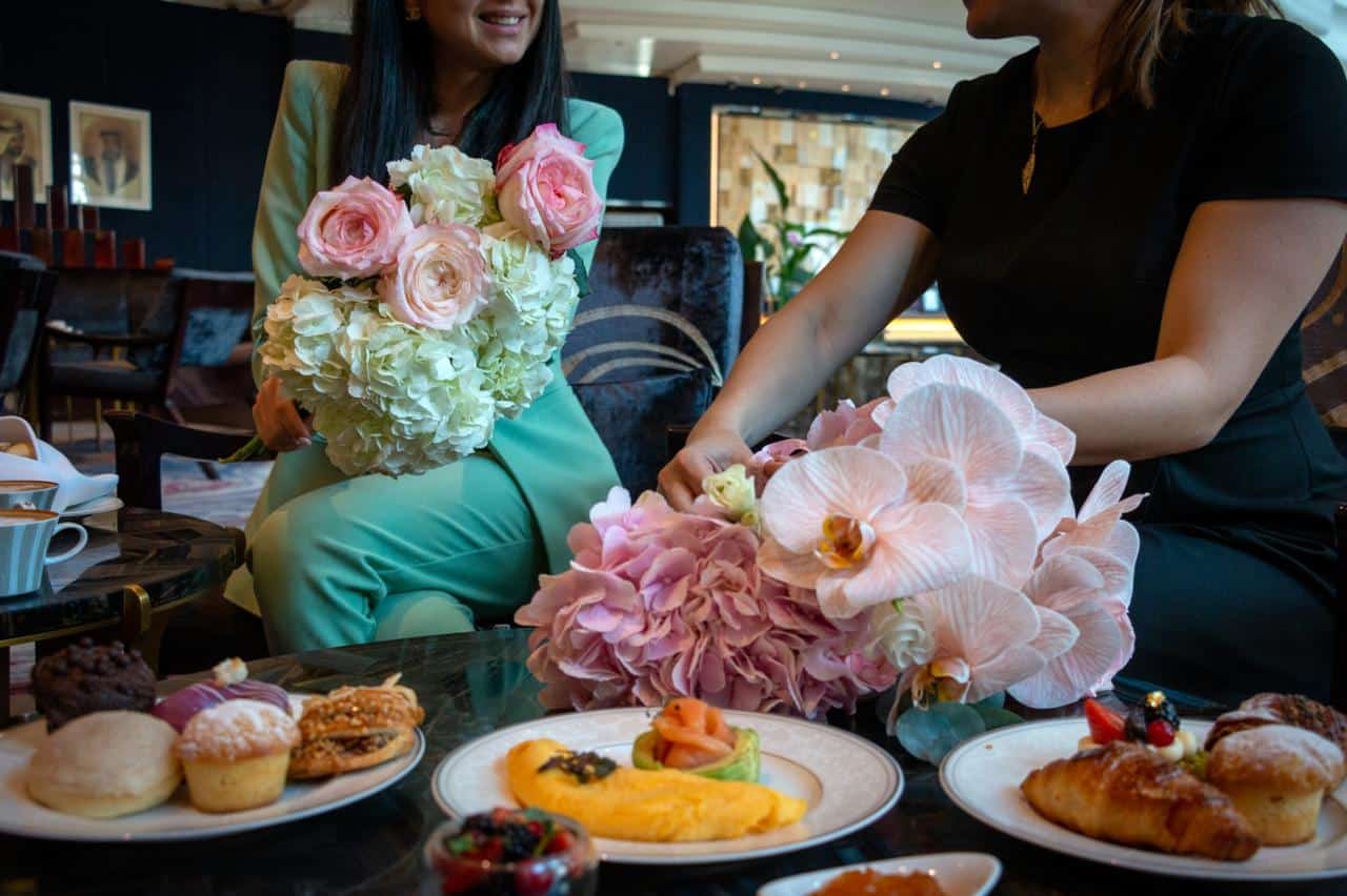 Frühstück mat Blummen an erliewen lecker Spaass am Shangri-La Hotel, Dubai