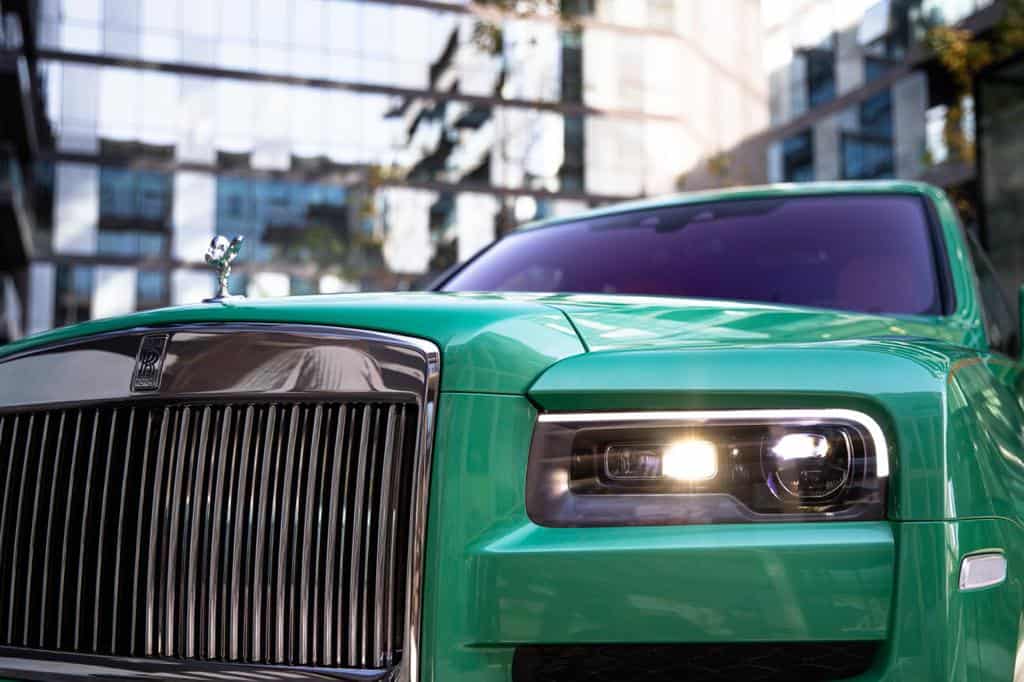 Rolls-Royce Cullinan Дубайга уникалдуу жана тайманбас түстө келет