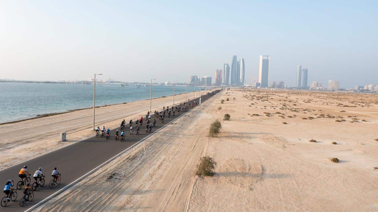 Khalid bin Mohamed bin Zayed recebe o logotipo da Bicycle City da UCI e lança a nova plataforma de suporte BAIC Abu Dhabi