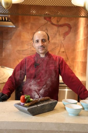 Shangri-La Hotel, Qaryat Al Beri Abu Dhabi gastigas provizoran angulon por Anar Restaurant, luksa sperto atendanta amantojn de persa kuirarto en la UAE-ĉefurbo.