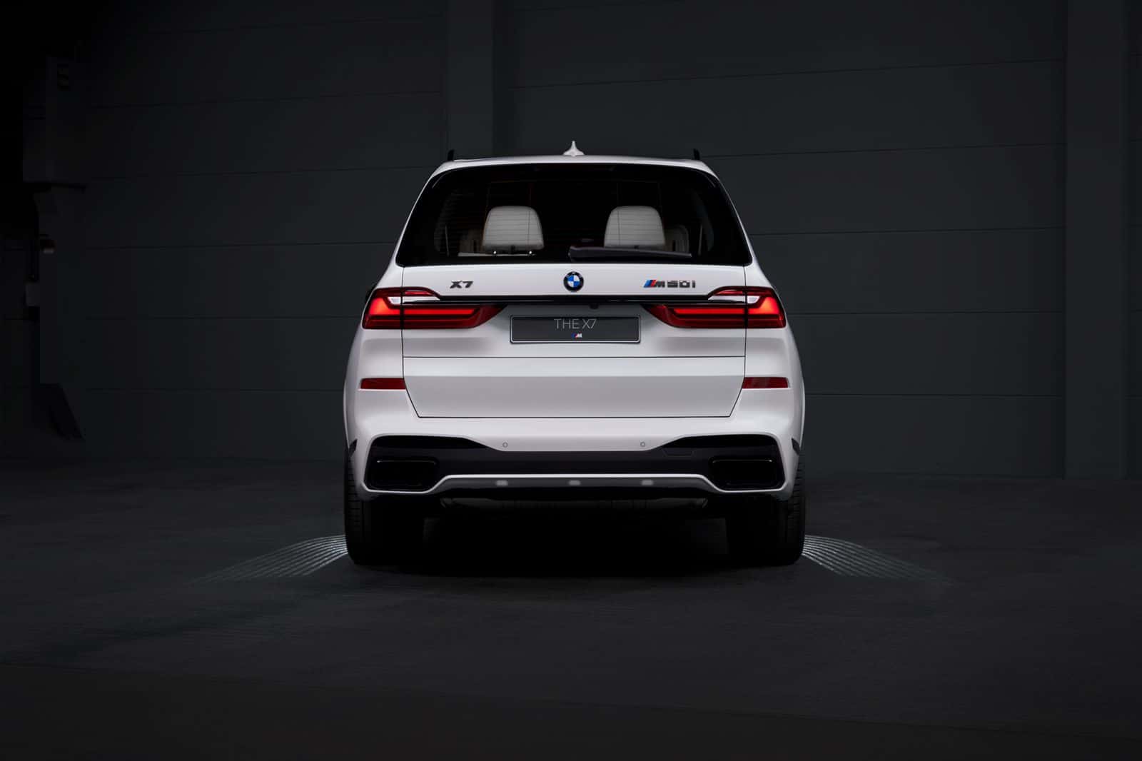 BMW inopa X7, yemakore makumi mashanu ekuvambwa kweUnited Arab Emirates, pachiitiko chekupemberera jubheri regoridhe munyika.