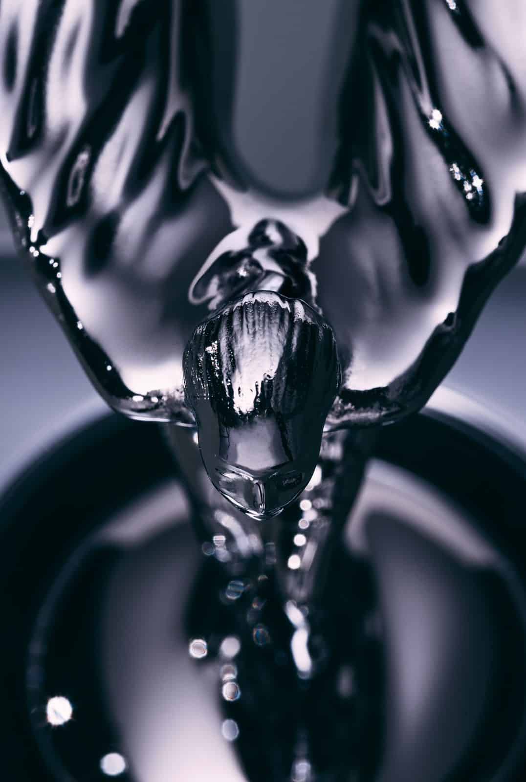 The Spirit of Ecstasy figurine ຖືກອອກແບບມາເພື່ອເຮັດຕາມແບບລົດຍົນ Rolls-Royce ທີ່ເຢັນທີ່ສຸດເທົ່າທີ່ເຄີຍມີມາ.
