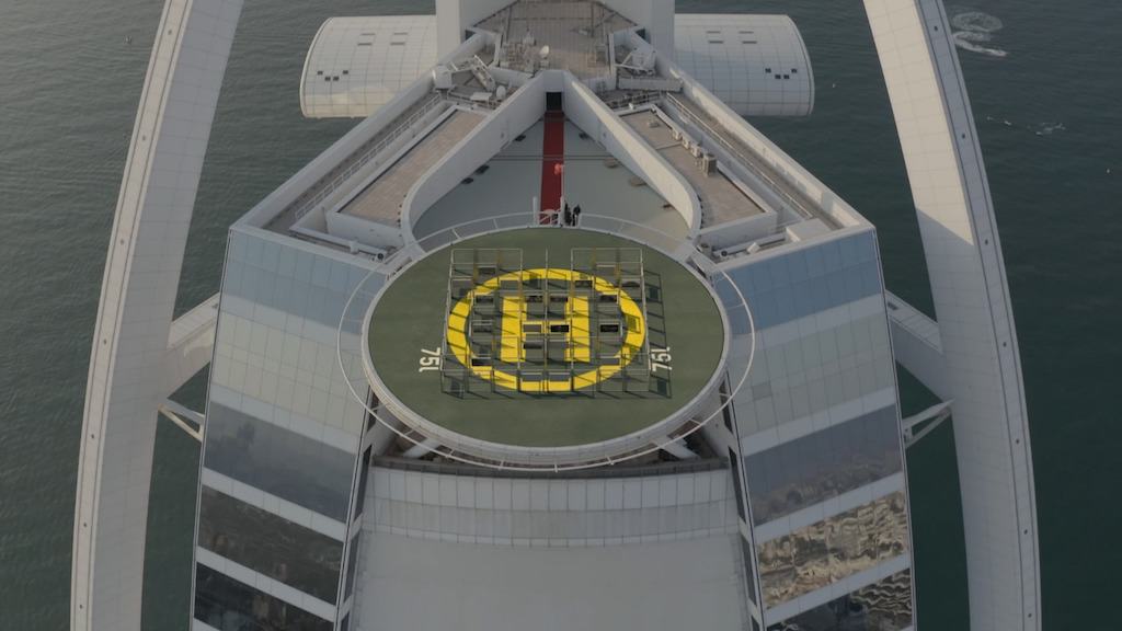 Sacha Jefri e Marcus Schaefer lanciano il "Labirinto d'arte" sull'eliporto del Burj Al Arab per celebrare il cinquantesimo anniversario della Convenzione dell'UNESCO per la protezione del patrimonio culturale e naturale mondiale