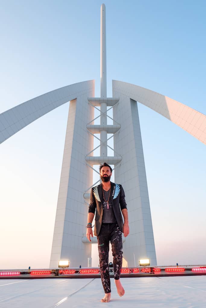 Sacha Jefri e Marcus Schaefer lançam o "Art Labyrinth" no heliporto Burj Al Arab para celebrar o cinquentenário da Convenção da UNESCO para a Proteção do Patrimônio Cultural e Natural Mundial