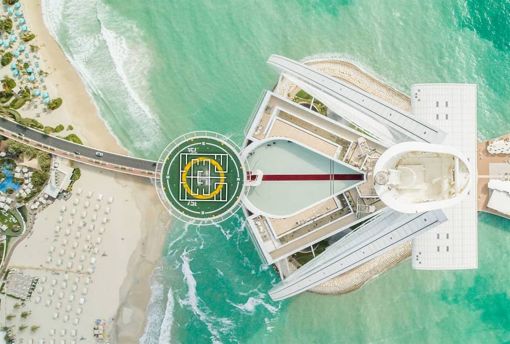 Sacha Jefri e Marcus Schaefer lançam o "Art Labyrinth" no heliporto Burj Al Arab para celebrar o cinquentenário da Convenção da UNESCO para a Proteção do Patrimônio Cultural e Natural Mundial