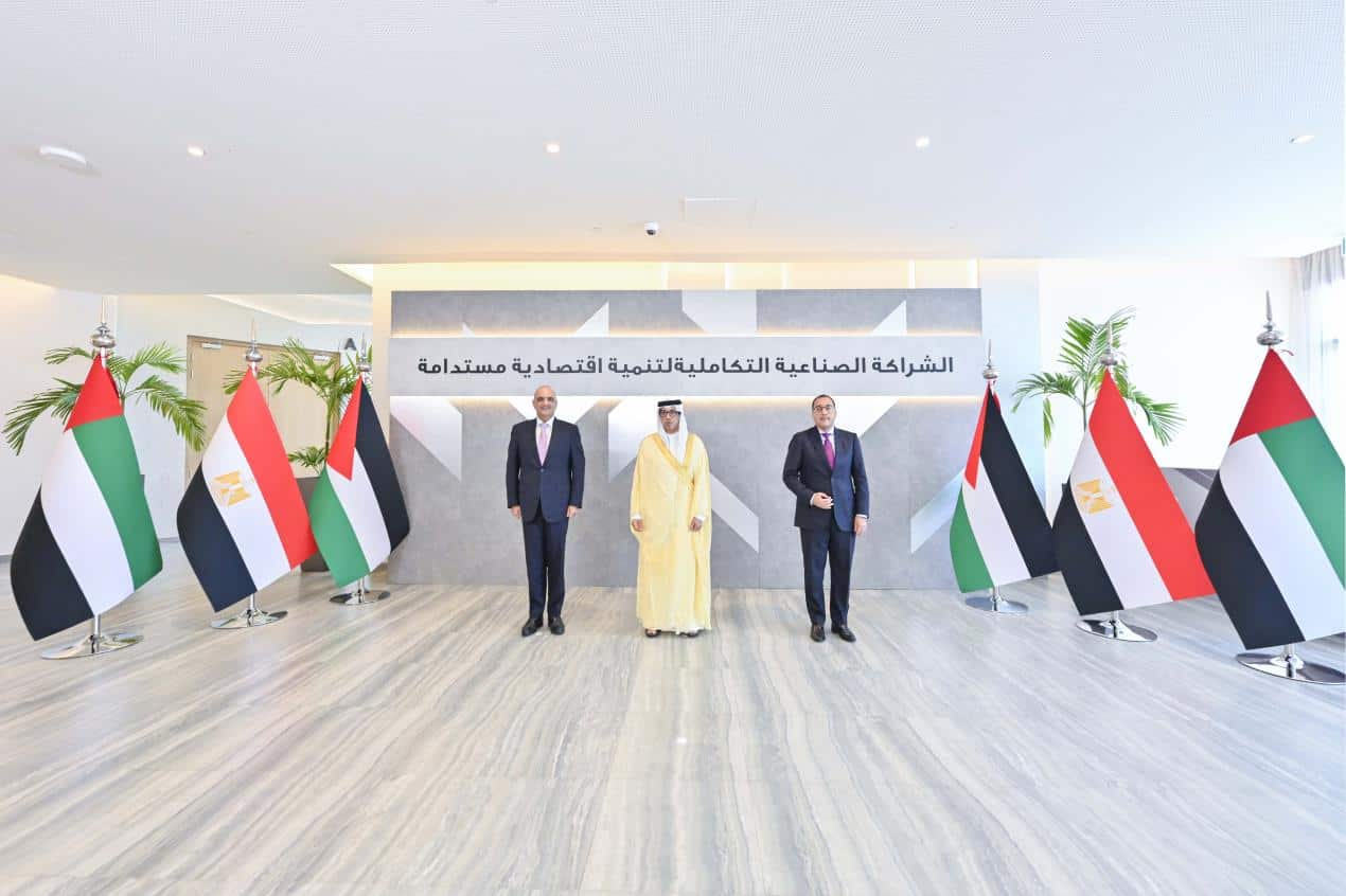 Mansour bin Zayed ၏ ရှေ့မှောက်တွင် UAE၊ အီဂျစ်နှင့် ဂျော်ဒန်တို့ကြား ပေါင်းစည်းထားသော စက်မှုမိတ်ဖက်အဖြစ် ကြေညာခြင်း။