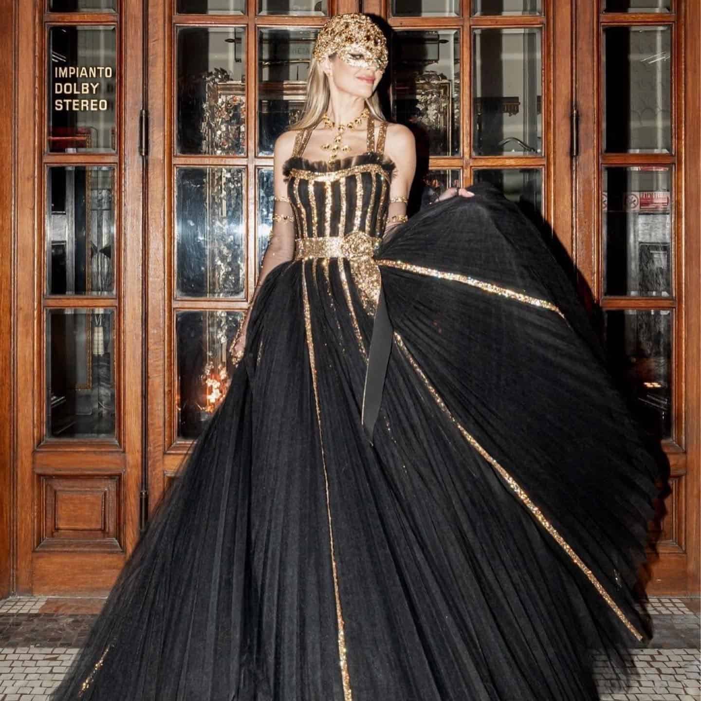 Una novia elige un vestido de novia negro de Dolce & Gabbana