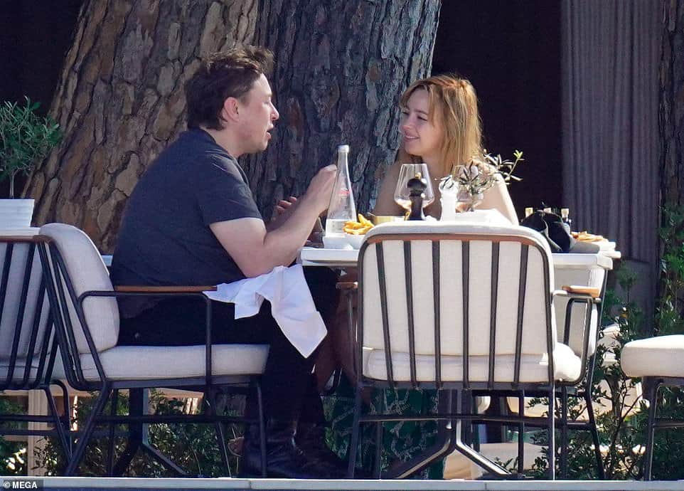 Elon Musk i Natasha Bassett