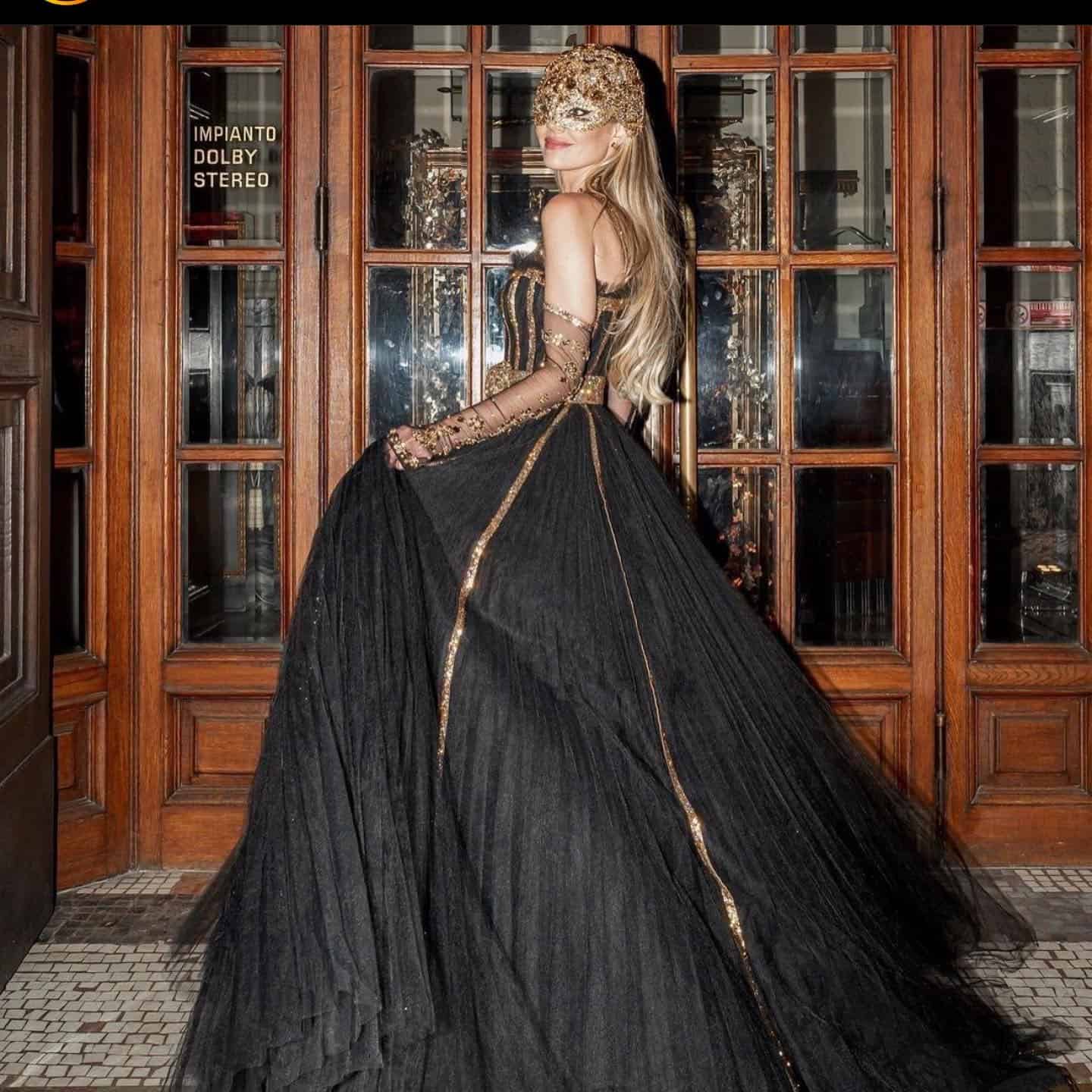 Una novia elige un vestido de novia negro de Dolce & Gabbana