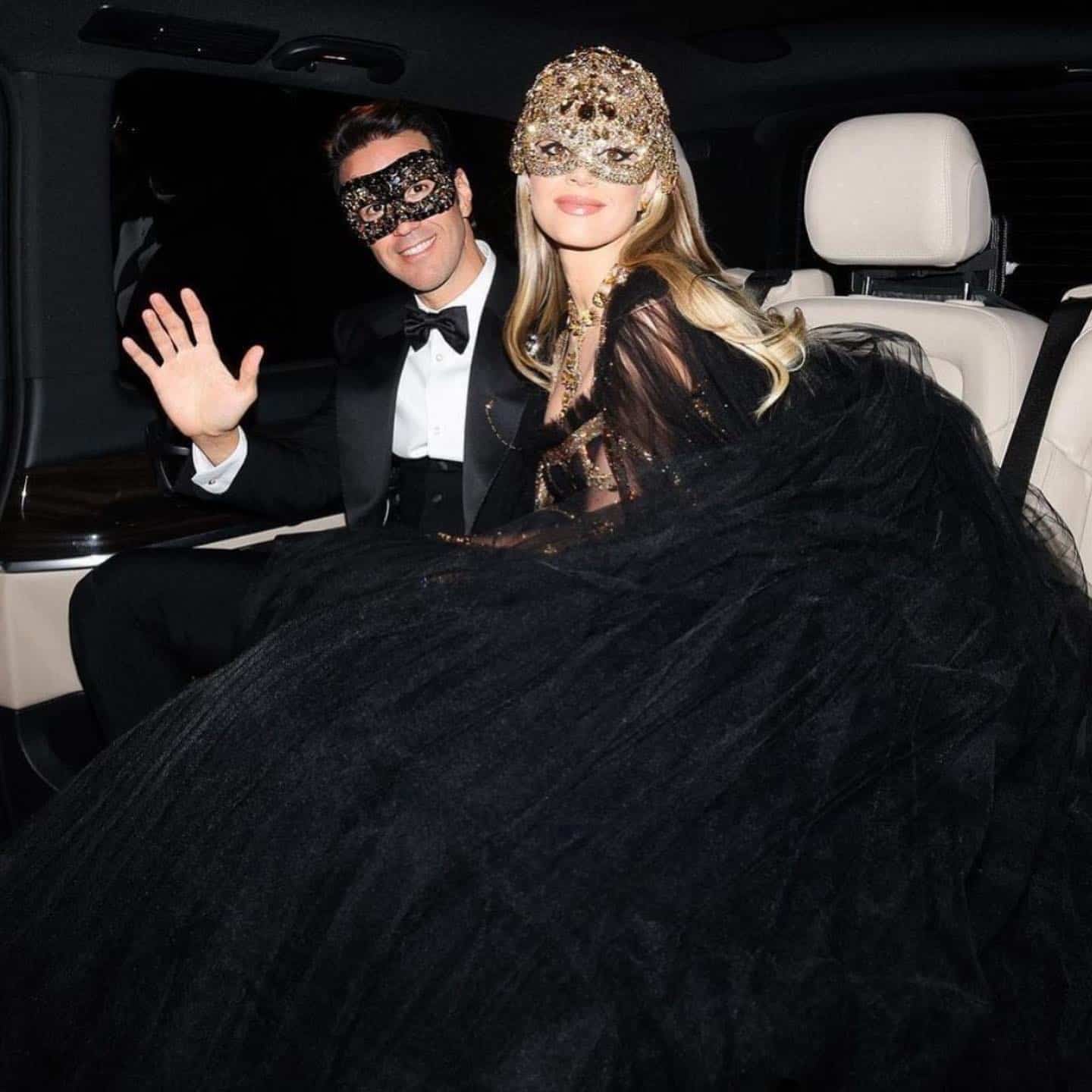 Una novia elige un vestido de novia negro de Dolce & Gabbana