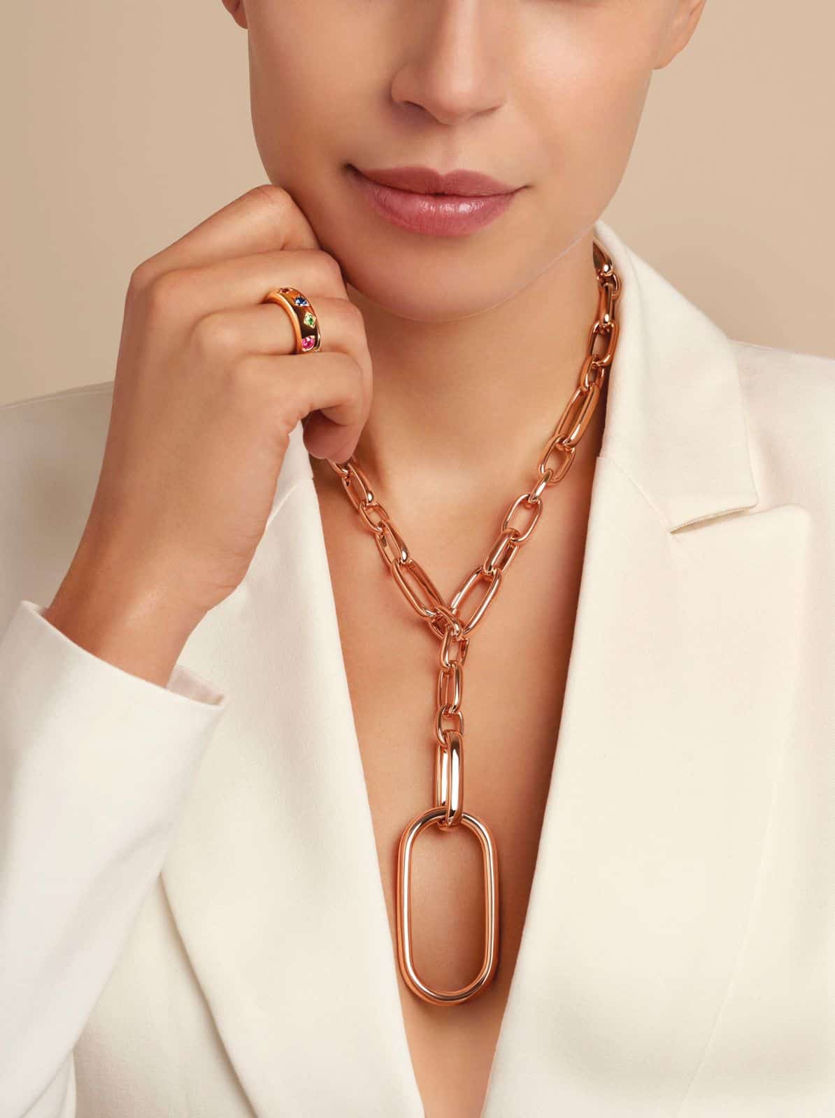 POMELLATO przedstawia nową i elegancką kolekcję naszyjników, bransoletek i kolczyków ICONICA, która emanuje współczesną mediolańską elegancją.