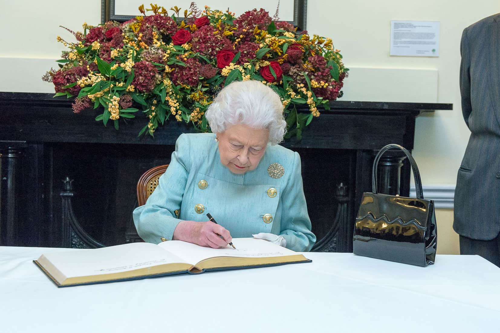 Bí mật về chiếc túi của Nữ hoàng Elizabeth
