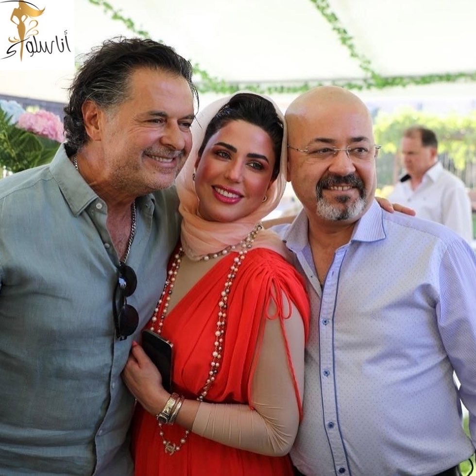 Foto's van Ragheb Alama met de Iraakse ambassadeur in Jordanië en zijn vrouw