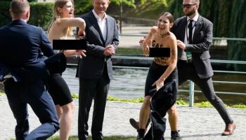 Dois ativistas de direitos humanos envergonham a chanceler alemã saindo nus