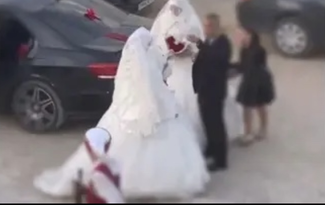 Genç bir adam iki kız düğününde damatla evlenir.
