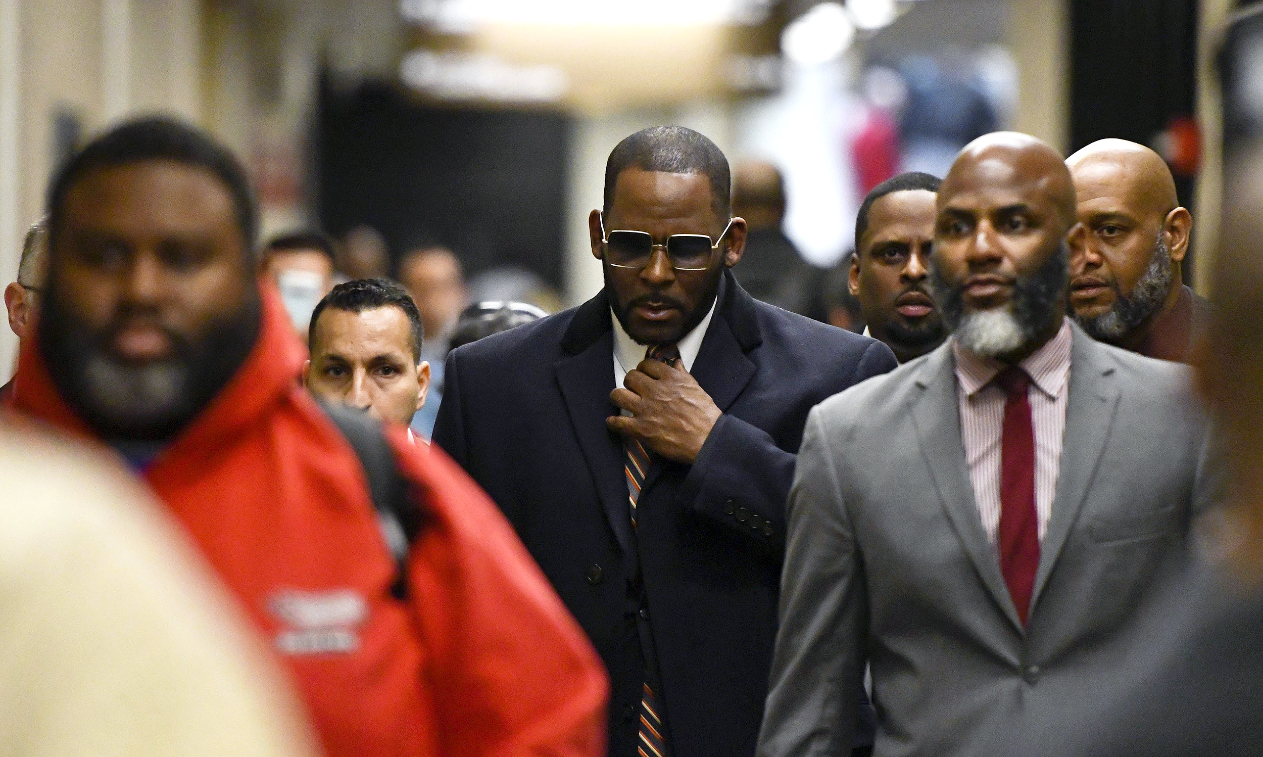 R Kelly මෑත කාලීන නඩු වලදී ප්රසිද්ධ තරුවක් පිළිබඳ චෝදනා