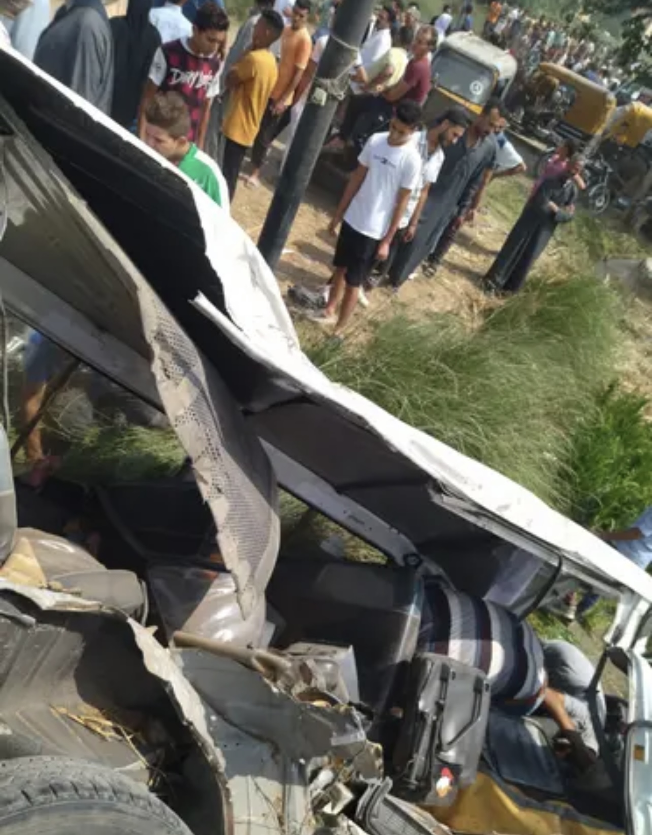 Trem bate em ônibus