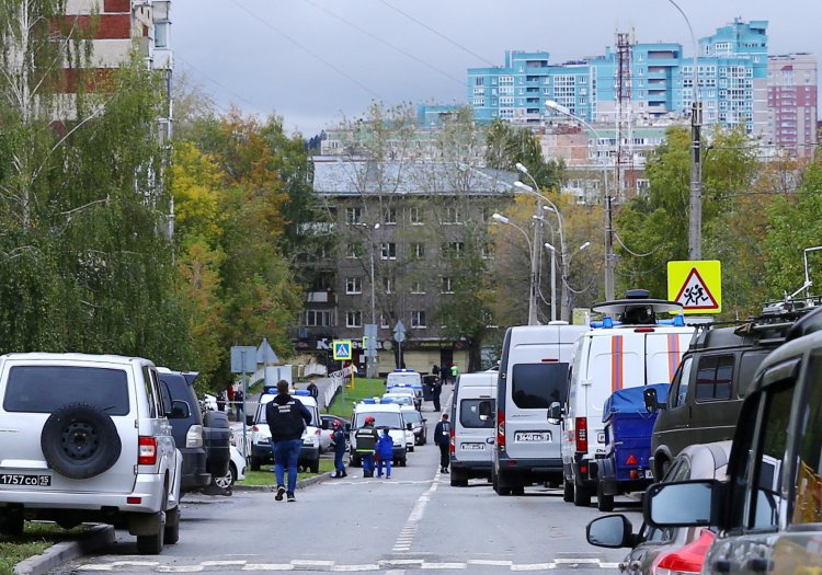 Užpuolikas įsiveržia į mokyklą ir nužudo vaikus