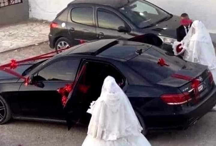 En ung man gifter sig med två flickor som bröllop brudgum