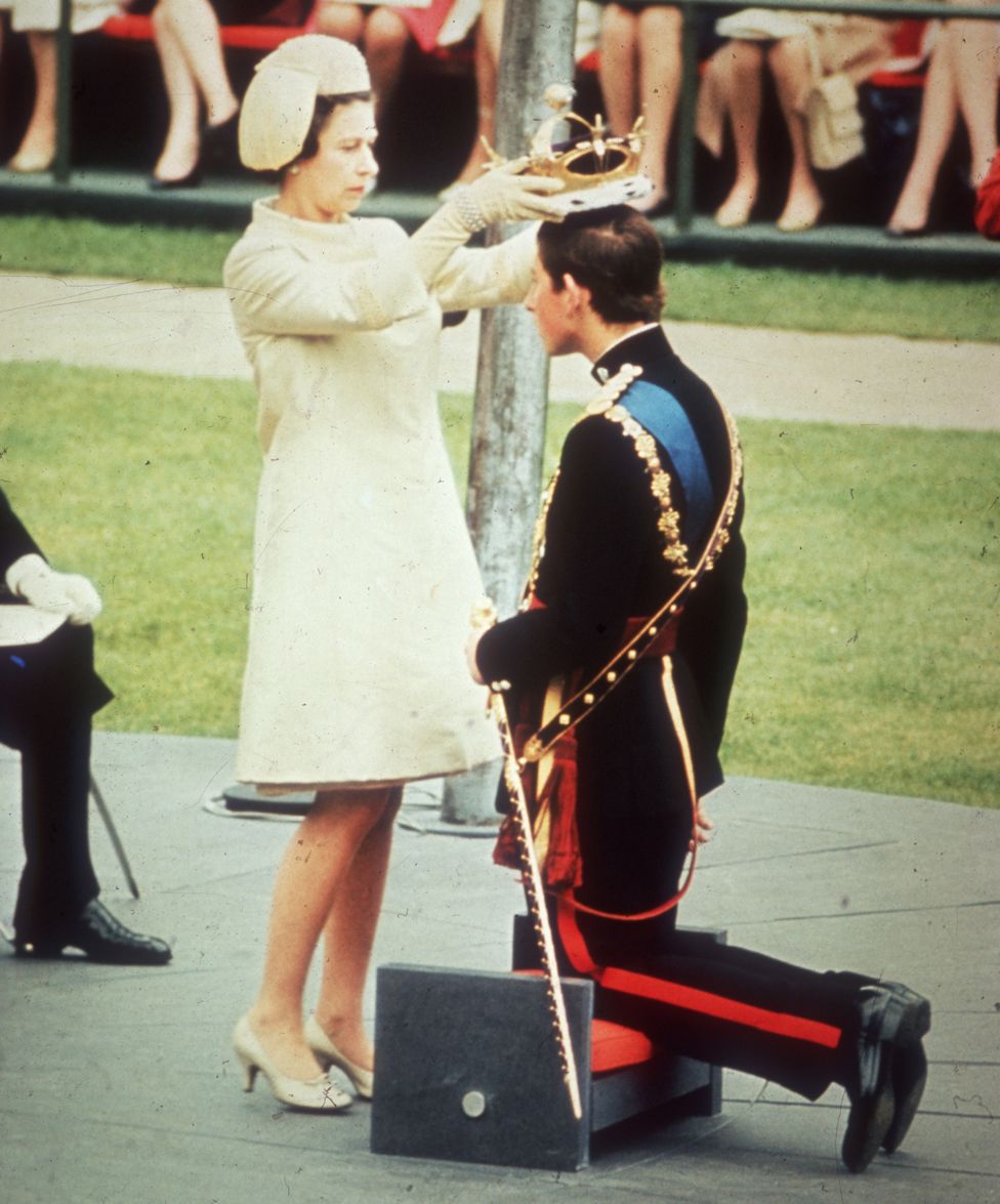 الملك تشالرز مع والدته الراحلة الملكة إليزابيث 