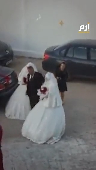 Молодий чоловік одружується на двох дівчатах весільного нареченого