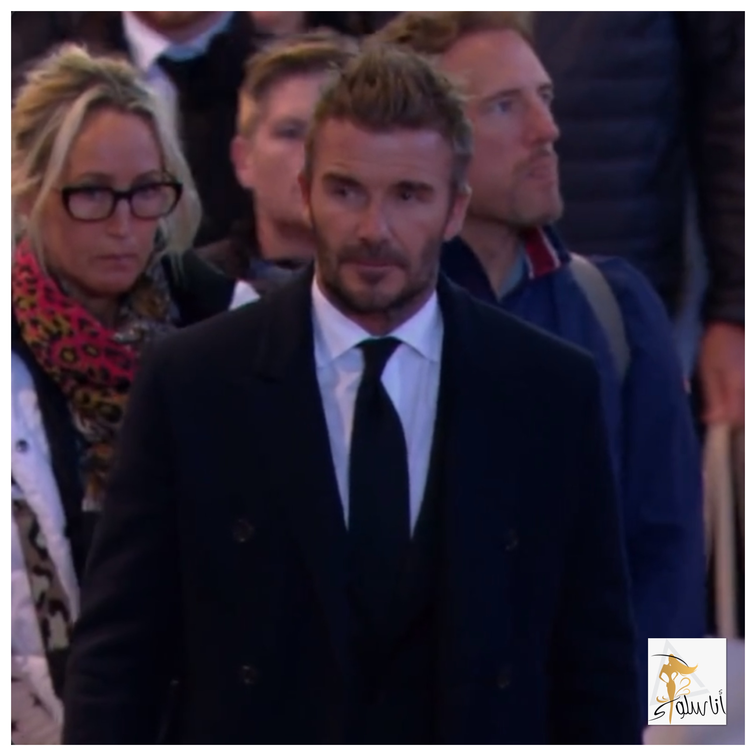 David Beckham adiaŭas reĝinon Elizabeto