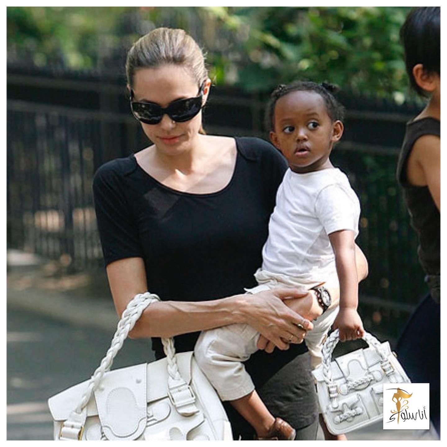 Aisteoir Angelina Jolie agus a iníon Zahra