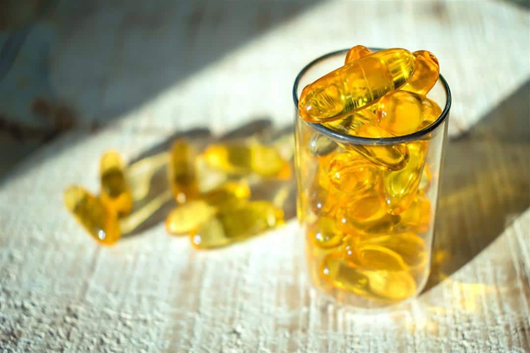 Горькое масло из жёлтых цветов. Витамин д, Омега-3 картинки. Масло криля. Фото с баночками рыбьего жира и масла криля.