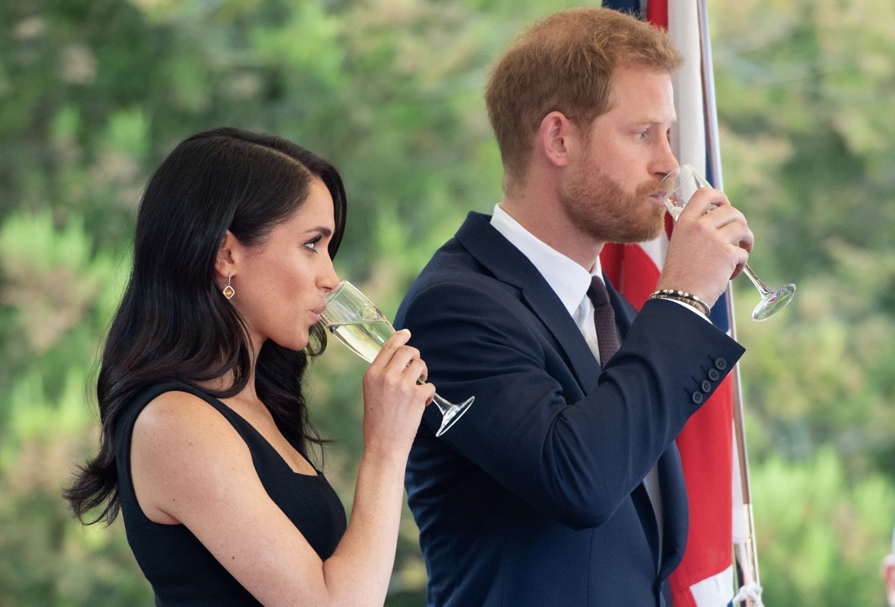 Mae'r Tywysog Harry a Meghan Markle yn achosi argyfwng