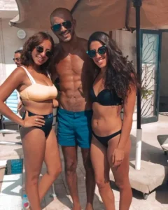 El esposo de Nisreen Tafesh con dos mujeres jóvenes en la playa