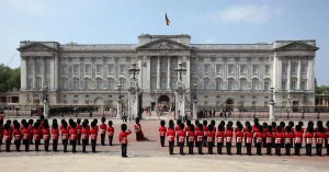 A do të shkojë Mbreti Charles në Buckingham Palace?