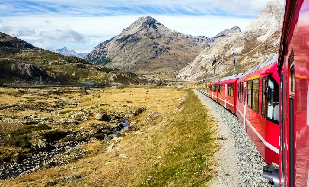 أطول قطار في العالم في سويسرا