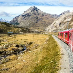 Kereta api terpanjang di dunia adalah di Switzerland