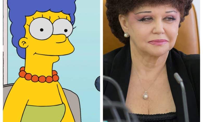 헤어 스타일 때문에 러시아 의원은 Marge Simpson처럼 보입니다.