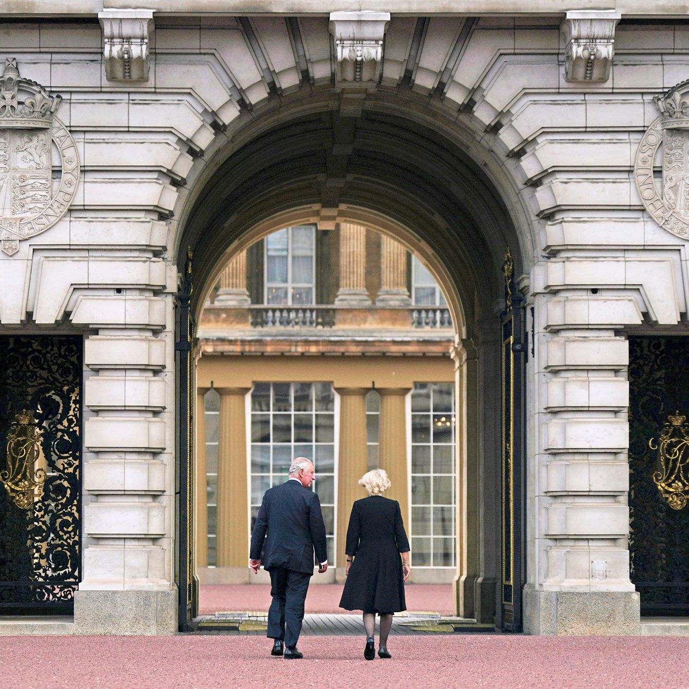 Mobalhin ba si King Charles sa Buckingham Palace?