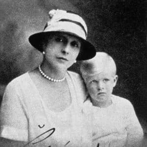 الأمير فيليب مع والدته