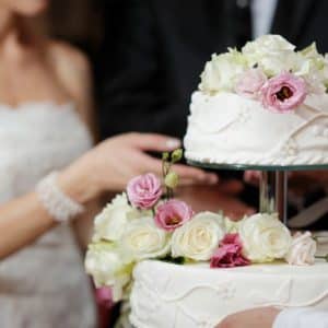 Uno sposo rompe una torta nuziale secondo l'opinione della sua sposa